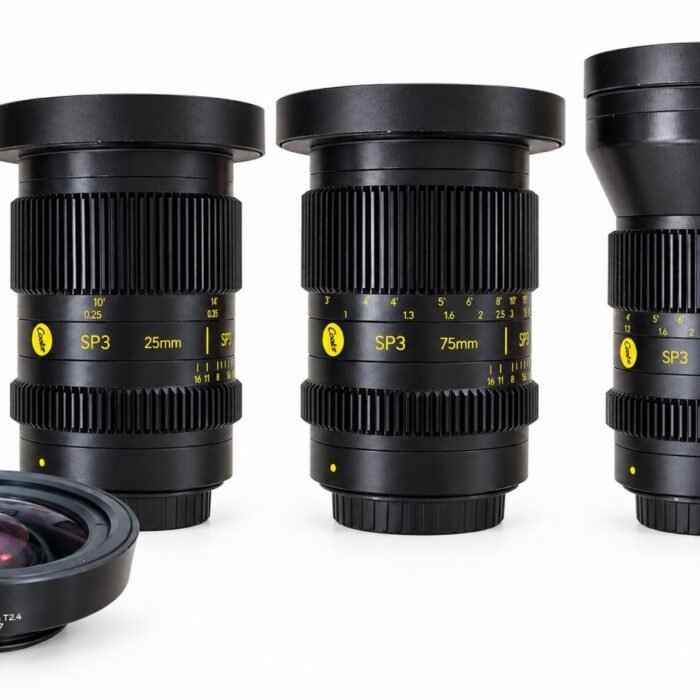 Set de lentes Cooke SP3 25, 75 y 100 mm T2.4 con adaptador frontal angular SP3 18,5 mm para el 25 mm, en fondo blanco