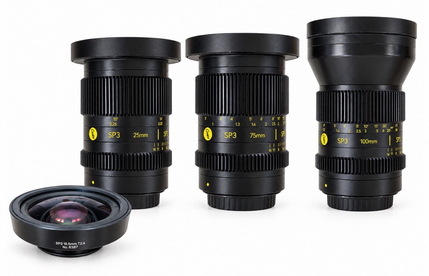 Set de lentes Cooke SP3 25, 75 y 100 mm T2.4 con adaptador frontal angular SP3 18,5 mm para el 25 mm, en fondo blanco