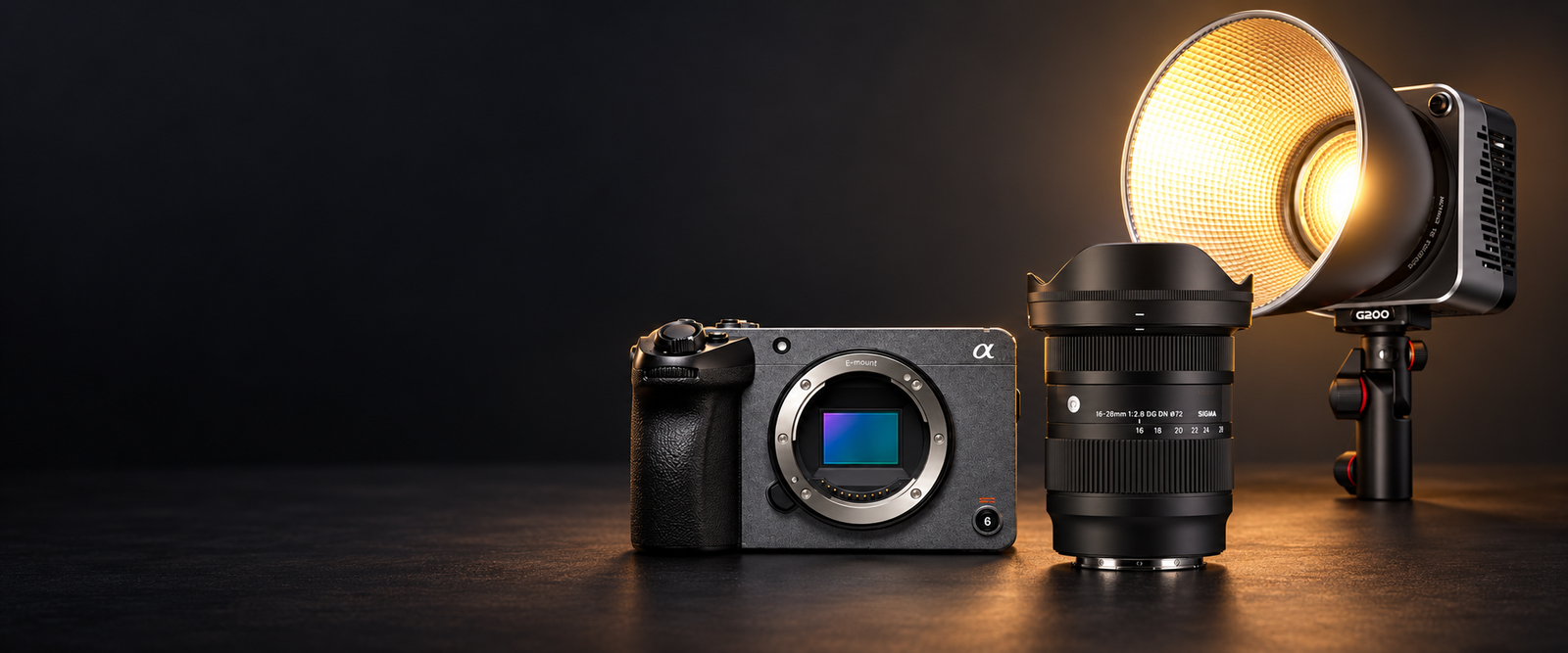 Composición de Sony FX30, lente Sigma 16–28mm y luz ZHIYUN MOLUS G200 a partir de fotografías del catálogo Cinemarket